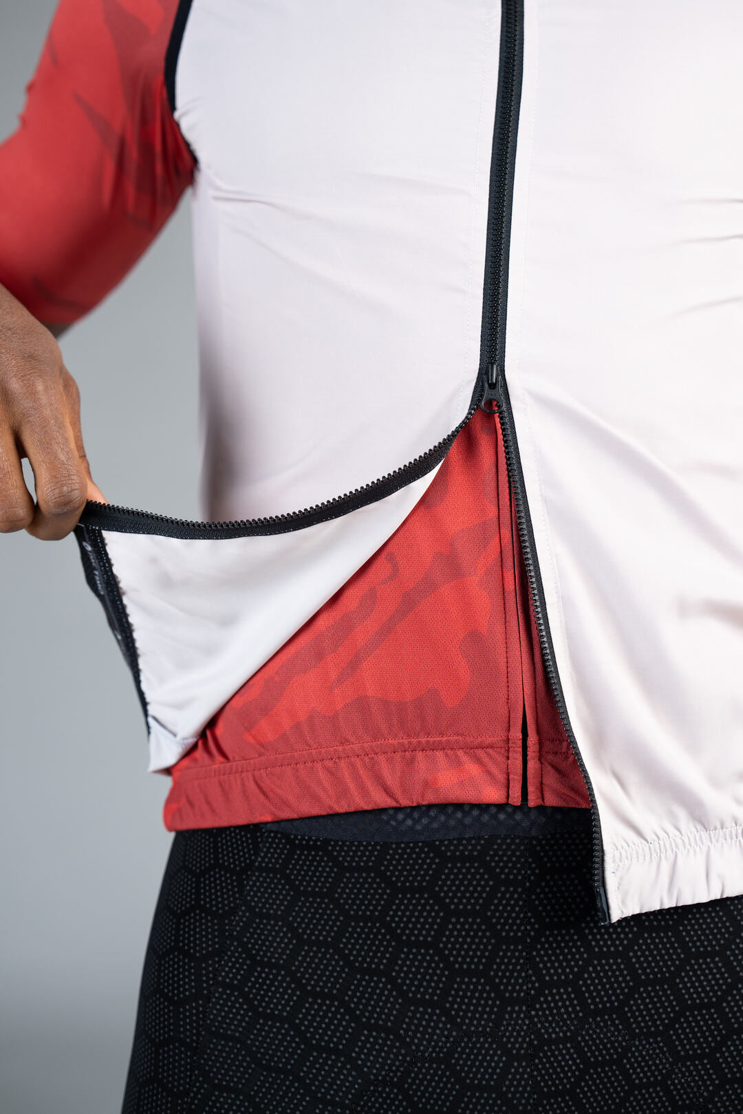 Men's White Packable Cycling Wind Vest - Zipper Close-Up