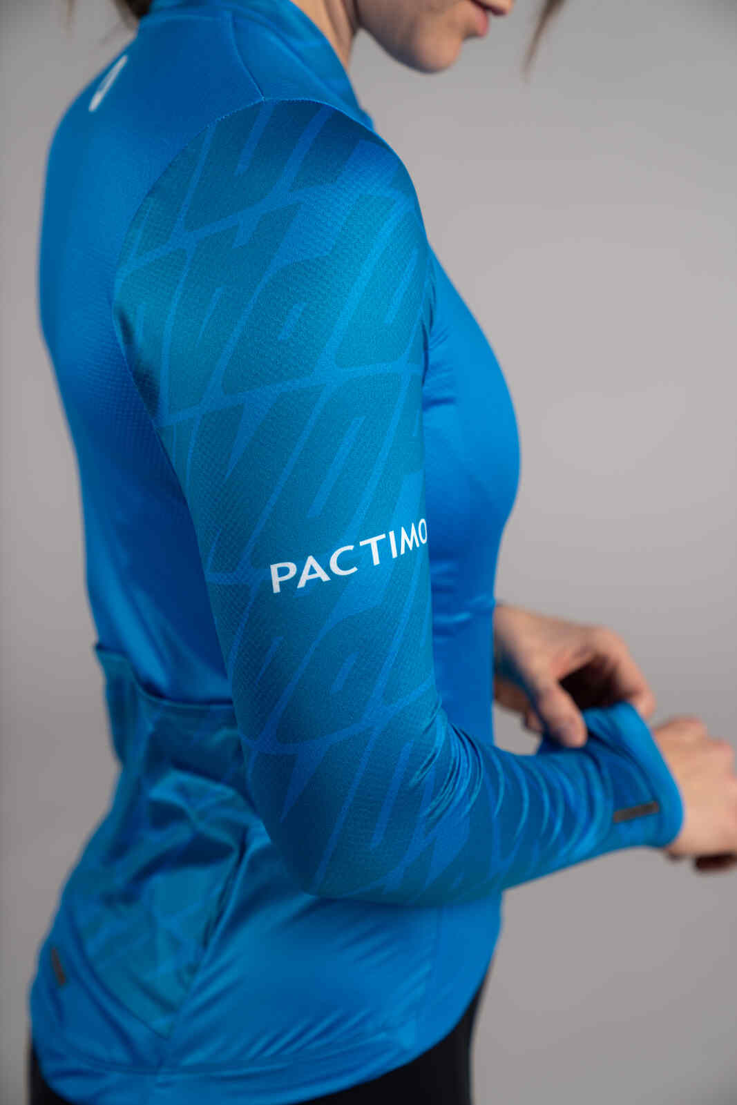 Women's Aero Long Sleeve Blue Cycling Jersey - Sleeve Fabric Close-Up