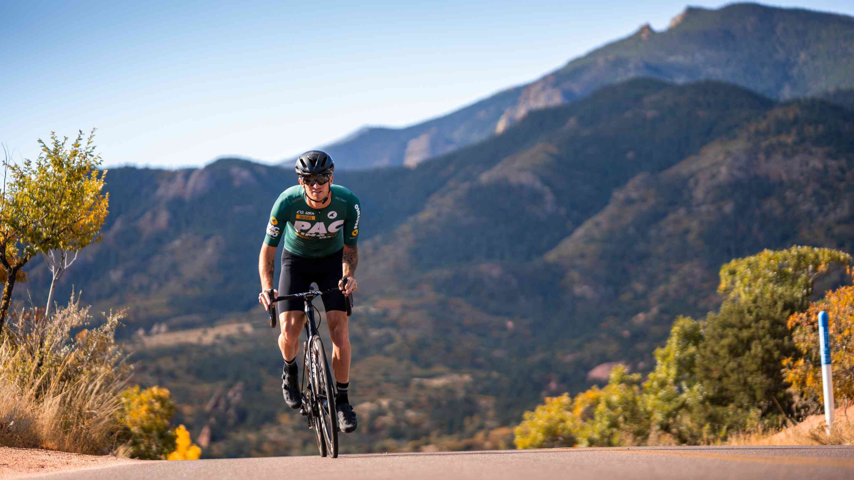 Cyclist in Pactimo's new spring '24 Flyte Jersey