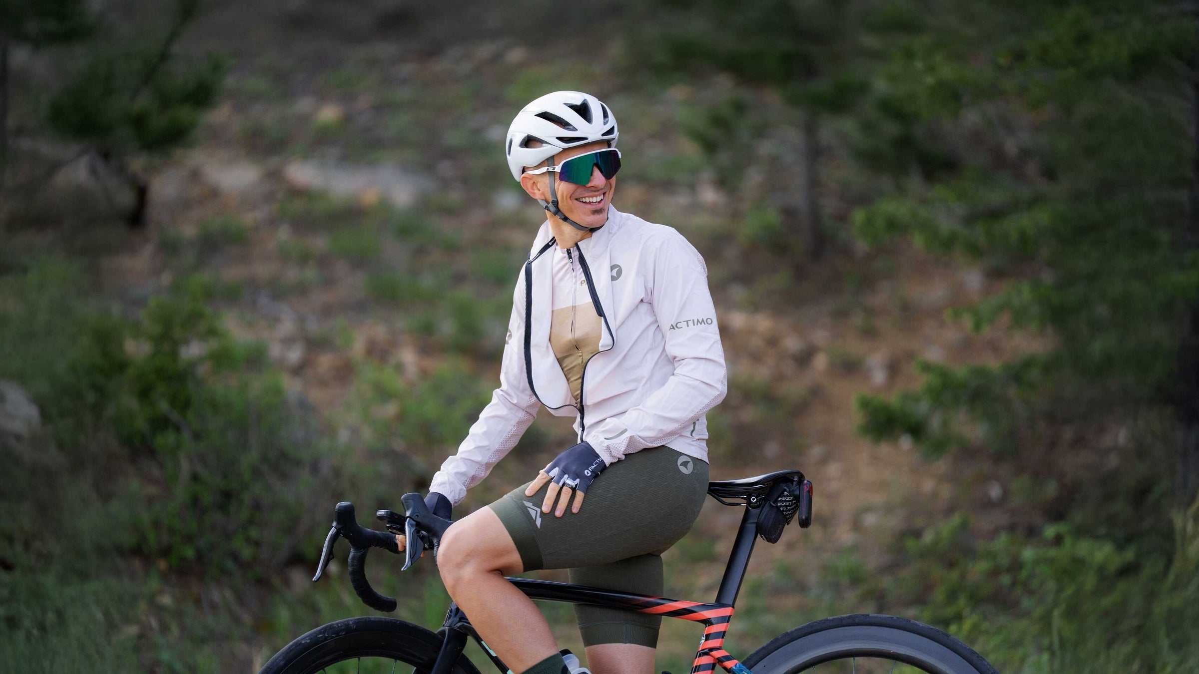 Cycling jerseys, shorts, jackets and more for men. Road, gravel and MTB