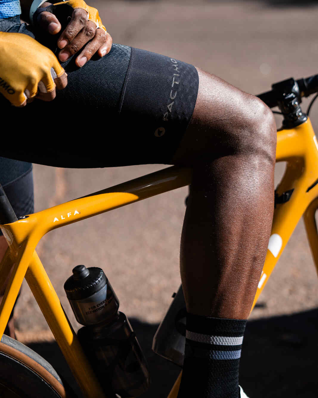 Men's Summit Raptor Cycling Bibs - On Cyclists Leg