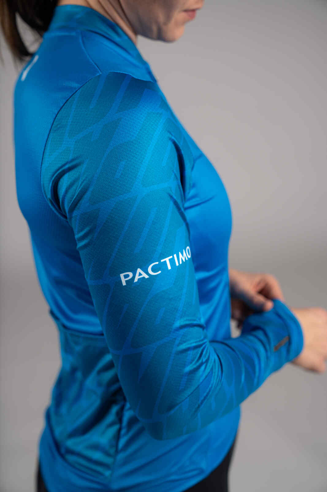 Women's Long Sleeve Blue Cycling Jersey - Sleeve Fabric Close-Up