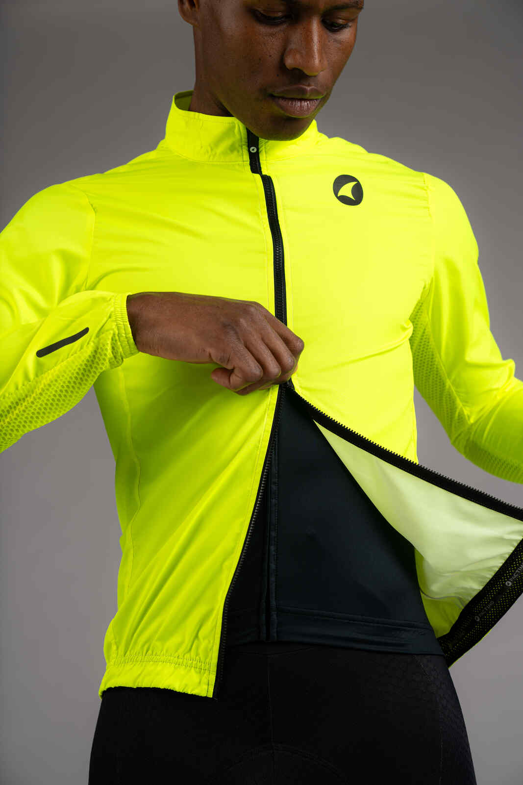 Men's Packable High-Viz Yellow Cycling Wind Jacket - Two-Way Zipper Close-Up