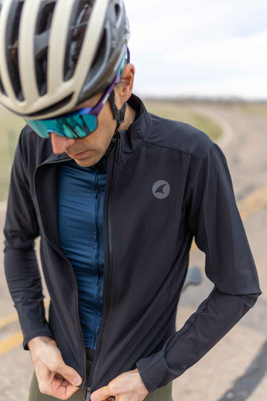 Lightweight Black Cycling Jacket - Zipper Detail