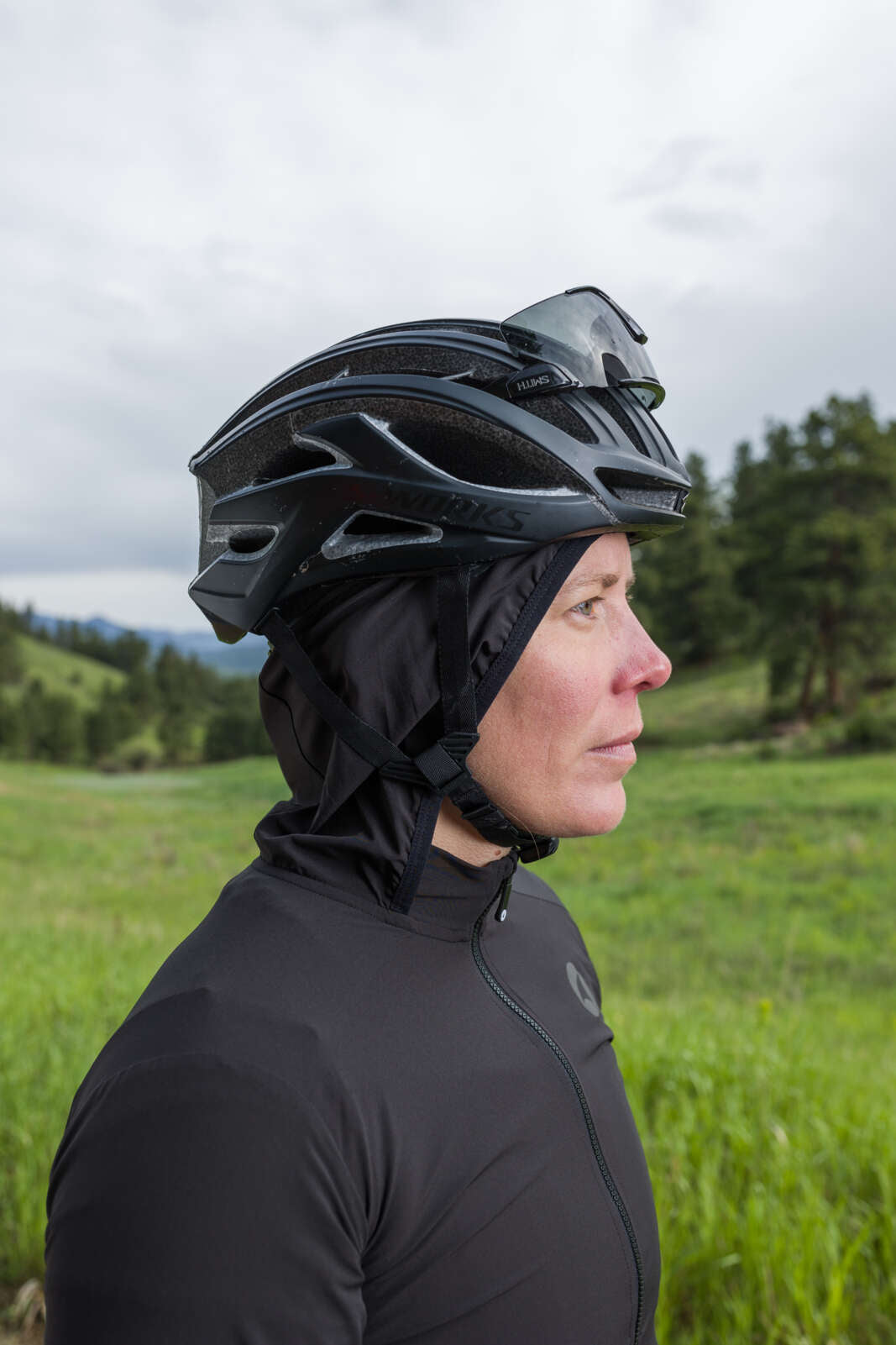 Women's Packable Wind & Water Resistant Cycling Jacket - Hood Detail