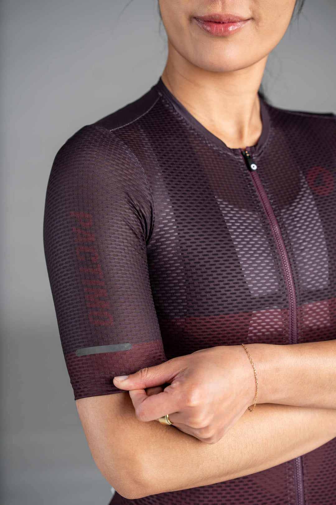 Women's Burgundy Aero Mesh Cargo Cycling Jersey - Sleeve and Reflective Detail