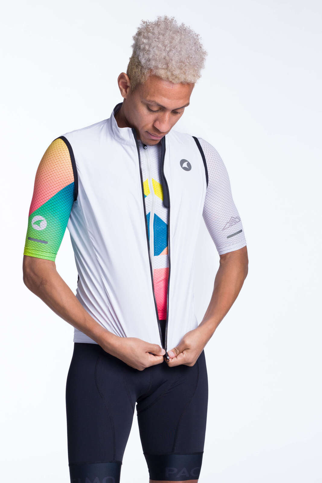 Men's White Packable Cycling Wind Vest - Zipper Detail