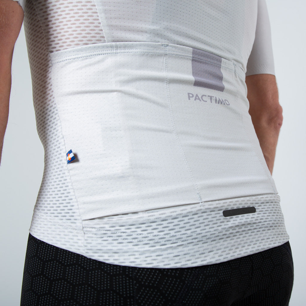 Lightweight Mesh Cycling Jersey for Men On Body Back Pocket Details #color_dune