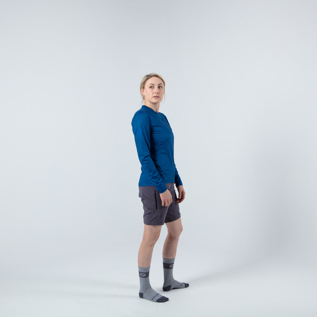 Women's Long Sleeve Mountain Bike Jersey - on body Right View #color_navy
