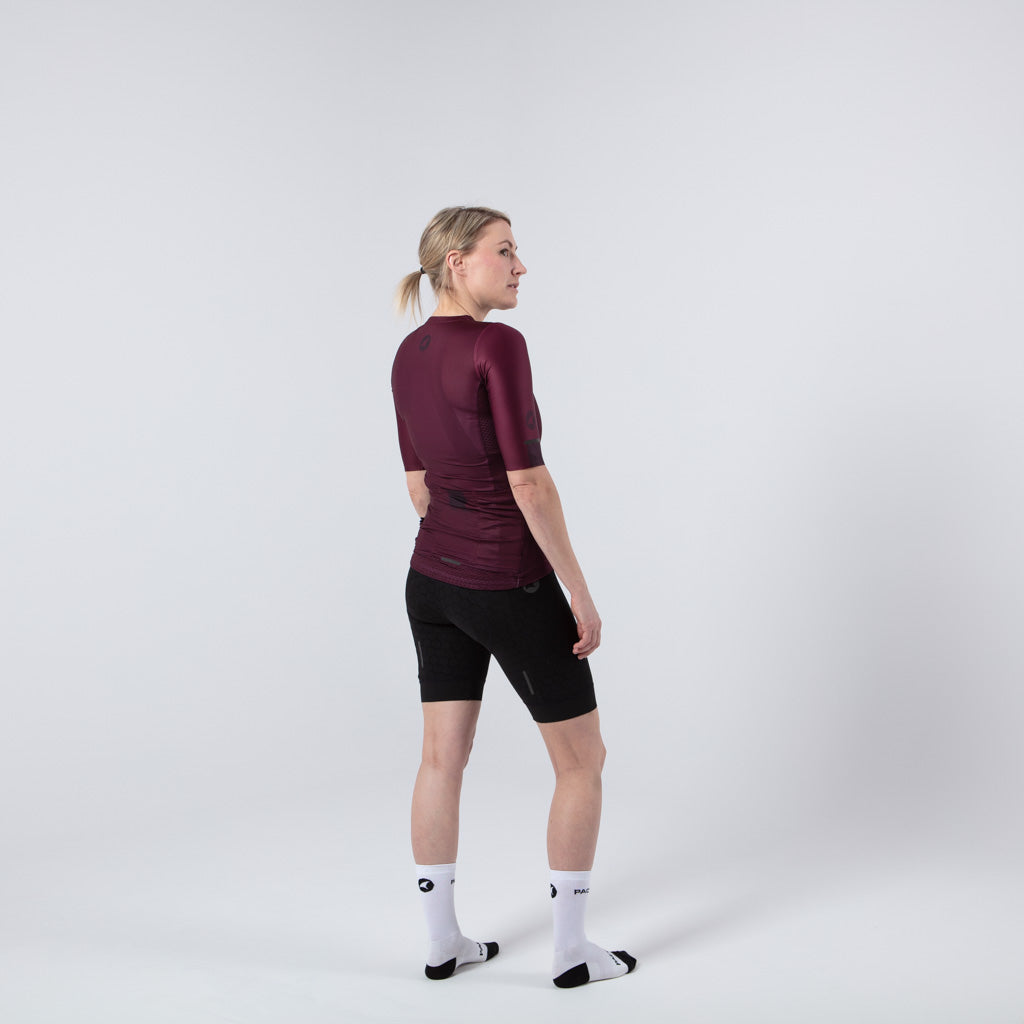 Lightweight Mesh Cycling Jersey for Women On Body Back View #color_mulberry