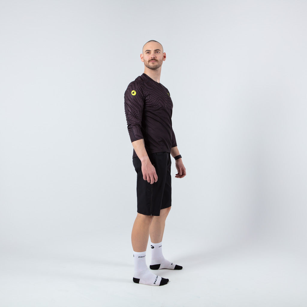 Mens Mountain Bike Jersey - on body Right View Terrain #color_black