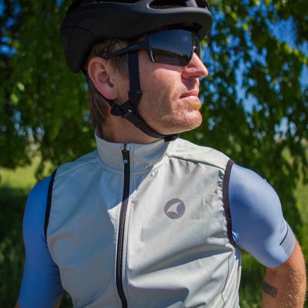 Men's Packable Cycling Wind Vest - Outside #color_dune